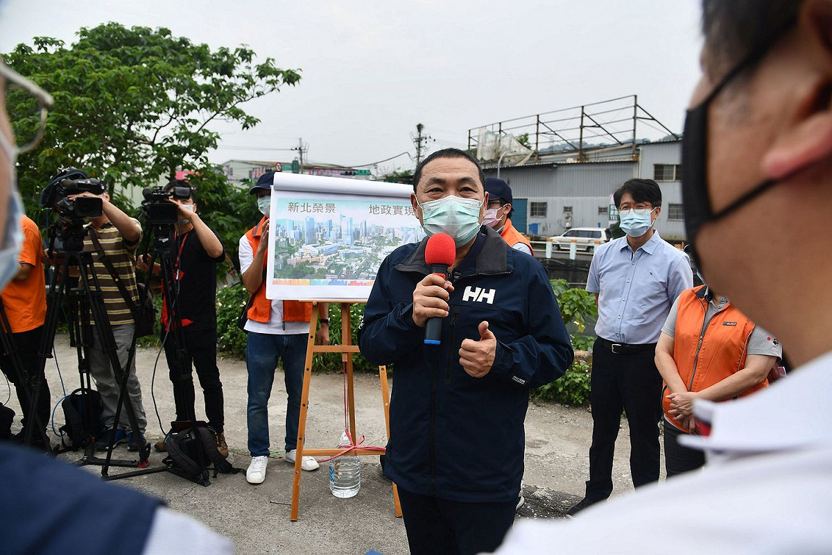 新北市長侯友宜今 (19) 天表示，對疫情千萬不能放鬆，更要嚴謹面對，只要人潮一多，該封的還是會封。 圖：新北市府/提供
