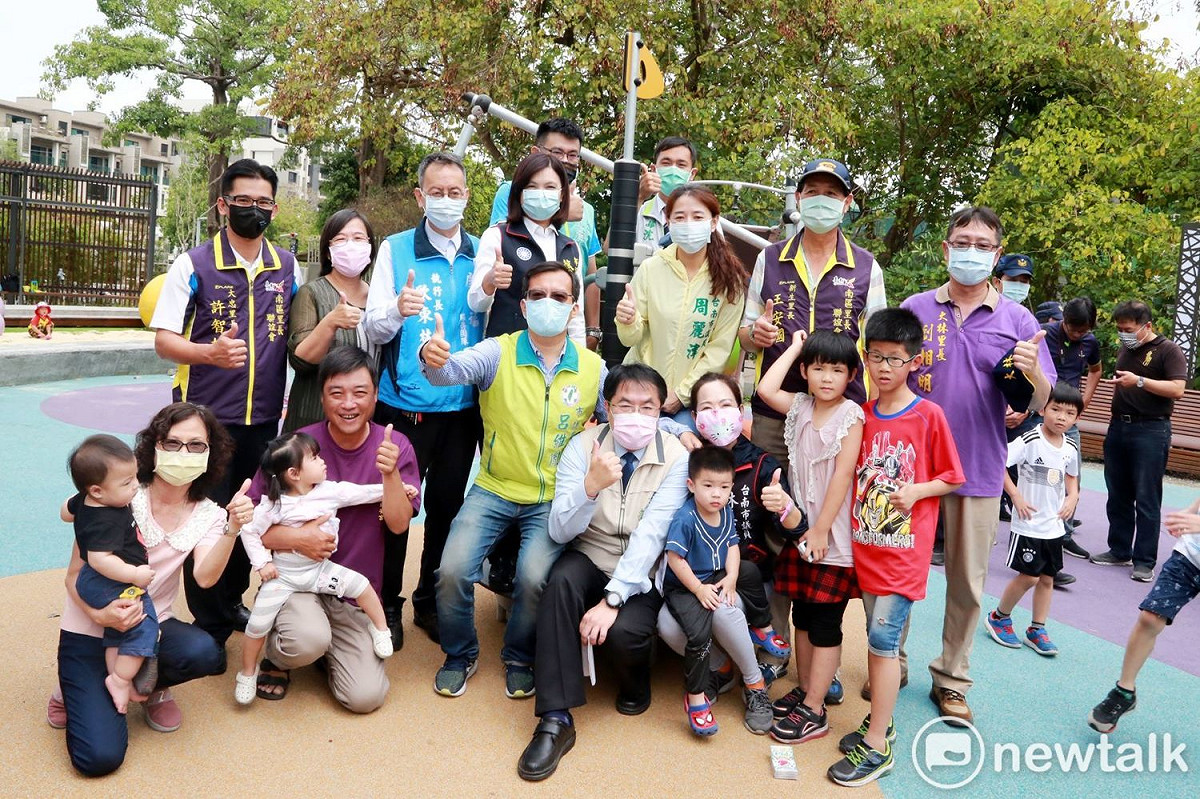 竹溪特色兒童遊戲區開放後已吸引許多市民帶著孩子前往體驗，台南市長黃偉哲在水利局長韓榮華陪同下視察兒童遊戲區。 圖：黃博郎／攝