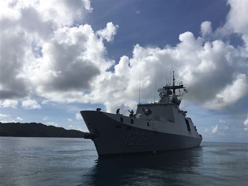 武漢肺炎疫情嚴峻，國內爆出海軍敦睦艦隊染疫事件，截至19日為止，共有24例確診，其中有4例皆為屏東縣 圖：翻攝自駐帛琉大使館臉書