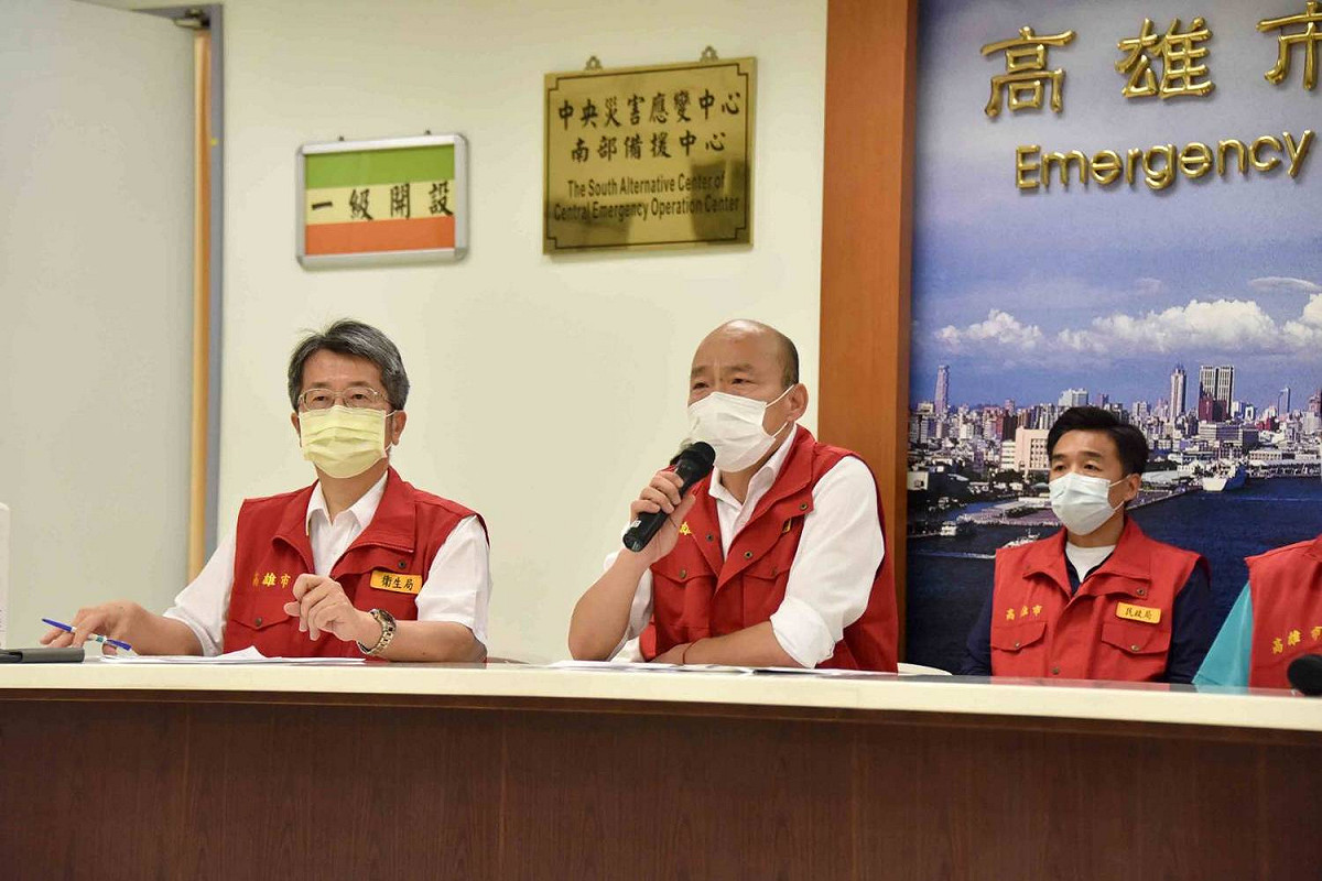 韓國瑜(中)呼籲中央提供艦隊744位官兵足跡資訊。 圖：高雄市政府/提供（資料照片）