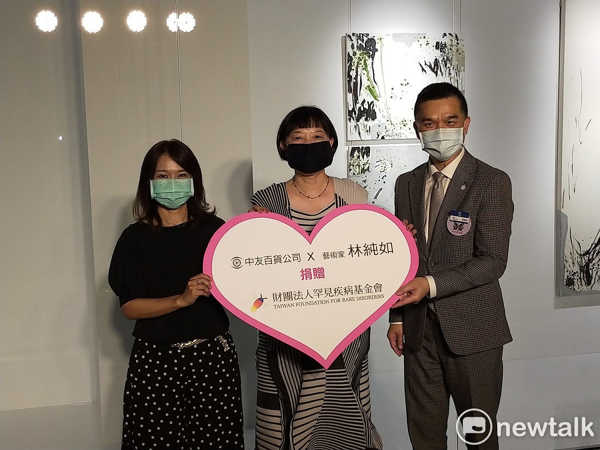 林純如捐出總價值新台幣24萬元整的作品「野草系列」義賣，所得金額將全數捐贈給「財團法人罕見疾病基金會」。 圖：唐復年/攝