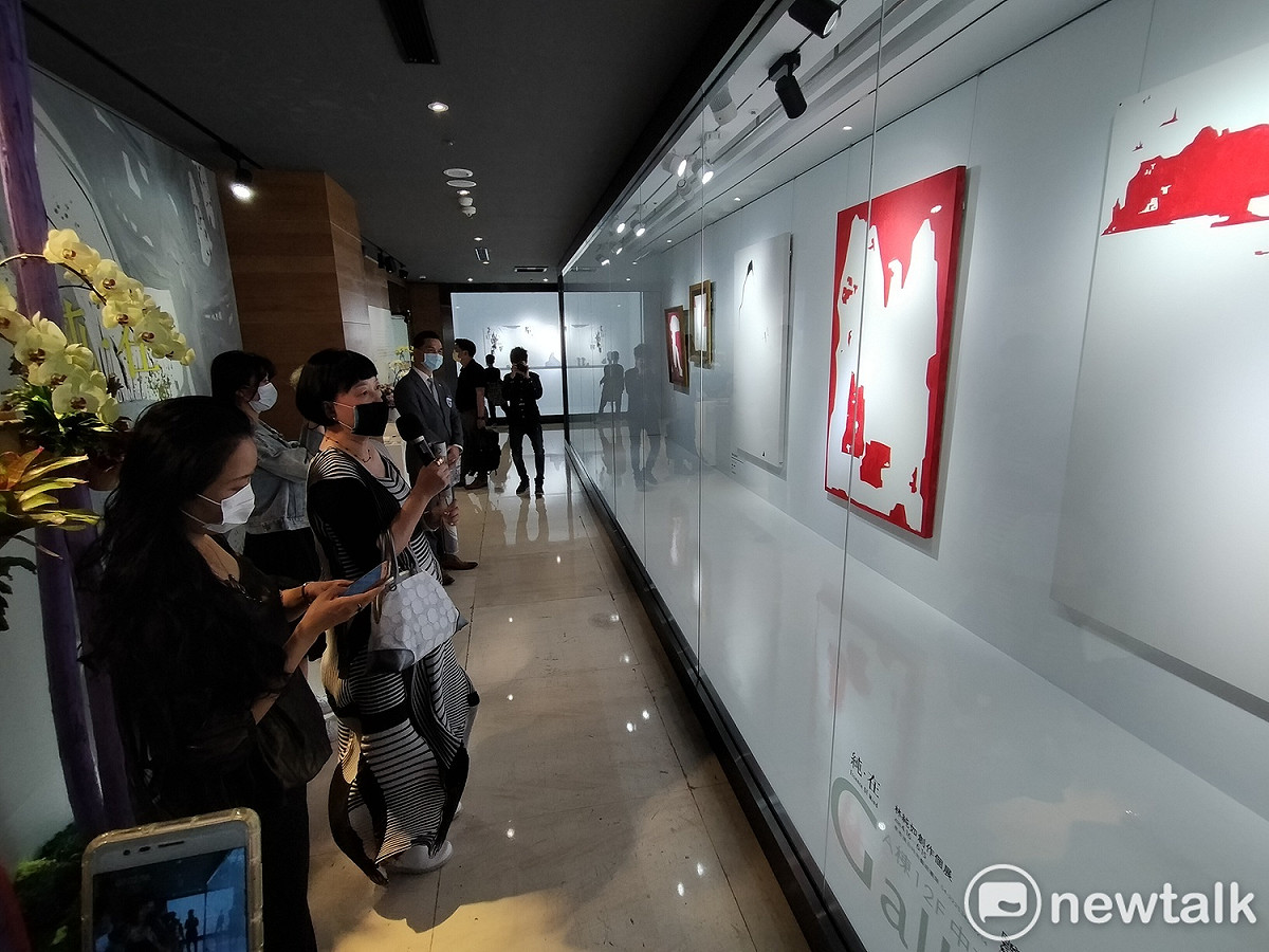 林純如向來賓解說作品表達的意涵。 圖：唐復年/攝
