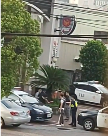 雲林縣斗六市19日發生兩派人馬鬥毆事件，且事發地點鄰近斗六市公正派出所，警方趕往壓制，最後對空鳴槍示警，並將6人帶回偵訊。 圖：擷取自影片