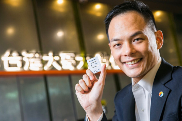 台灣大總經理林之晨展示全台首張5G SIM卡。 圖：台灣大哥大提供