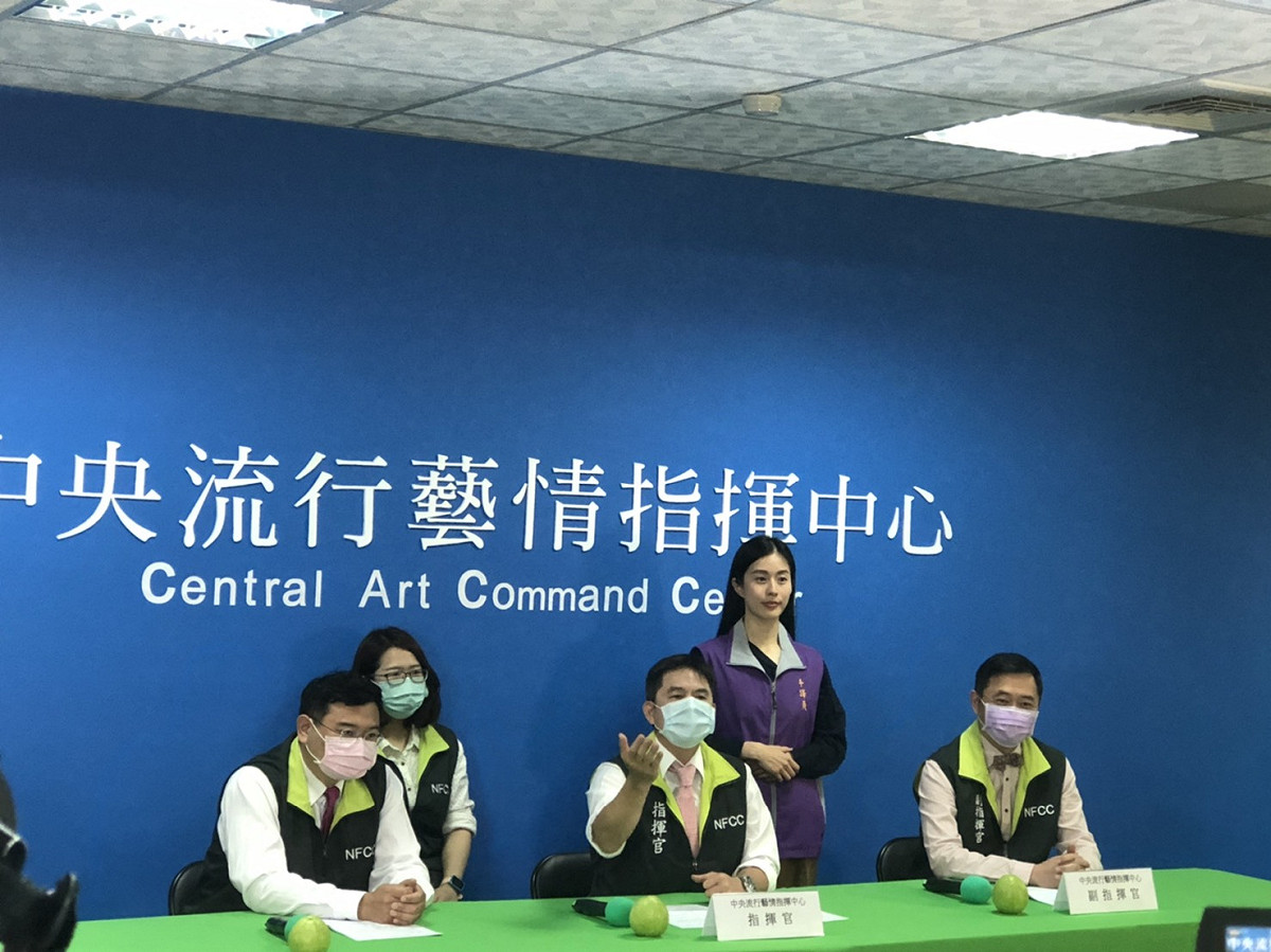 網路節目《中央流行藝情中心》昨(19)日飾演陳時中弟弟陳鬧鐘的(中)洪都拉斯與副指揮官(左)吳世偉、(右)湯志偉出席彩排記者會。 圖：楊瑾錚/攝影
