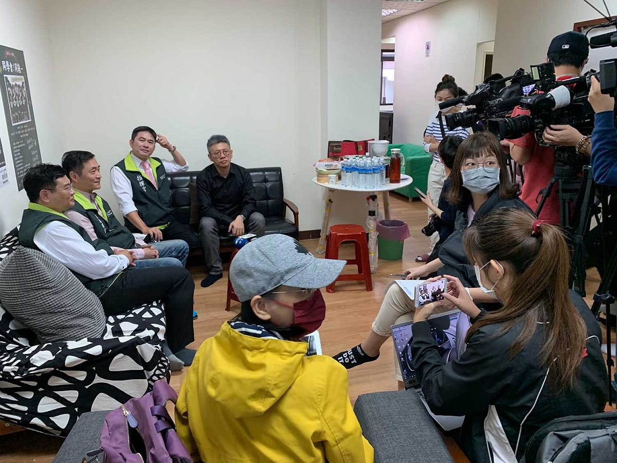 編劇兼導演的謝念祖笑稱，疫情爆發以來，第一次有這麼多媒體來劇團採訪。 圖：全民大劇團/提供