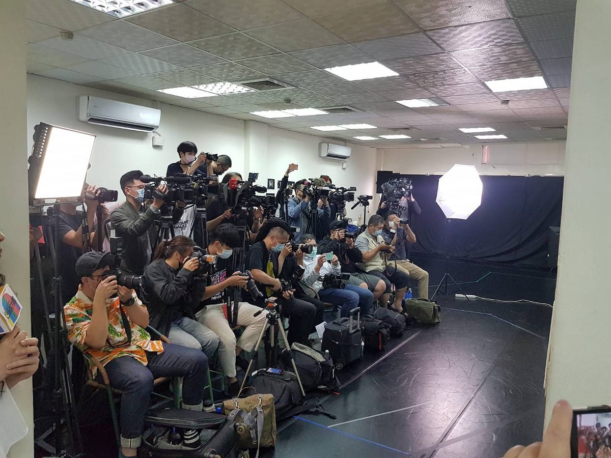 編劇兼導演的謝念祖笑稱，疫情爆發以來，第一次有這麼多媒體來劇團採訪。 圖：全民大劇團/提供