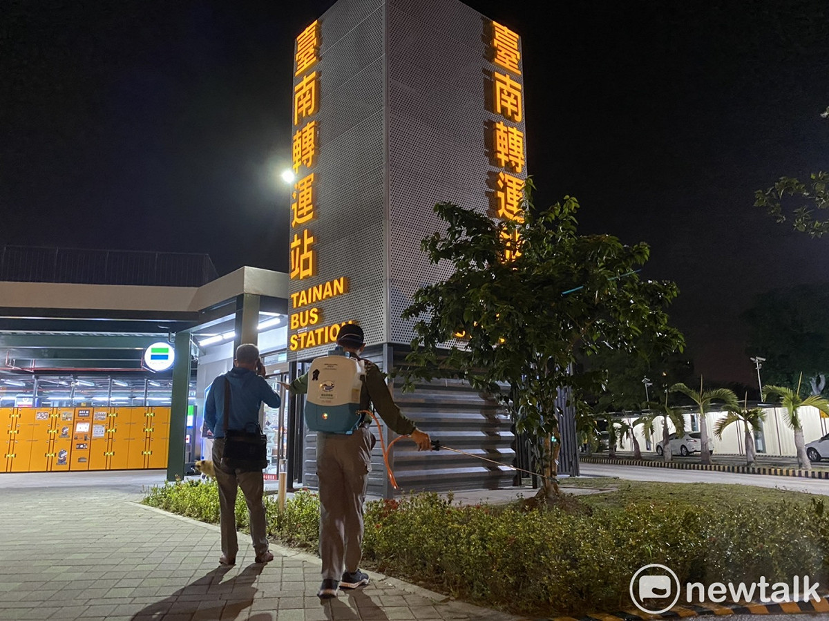 台南市政府已針對敦睦艦隊確診個案到訪過的地點展開消毒工作。 圖：黃博郎／攝