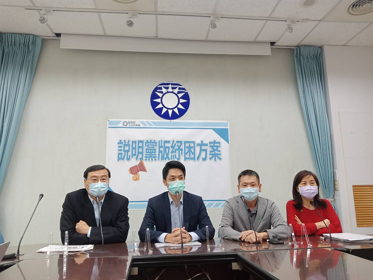 立法院國民黨團召開記者會，重申堅持紓困應普發現金。 圖：黃建豪/攝