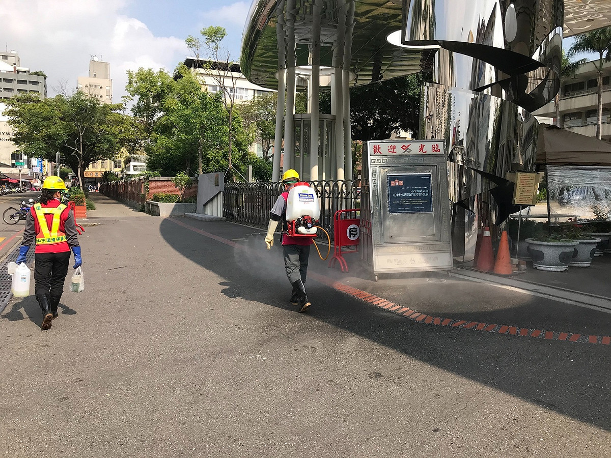 敦睦艦隊官兵在台中一中門口集合後，中市府在台中一中大門口消毒。 圖 : 台中市政府/提供
