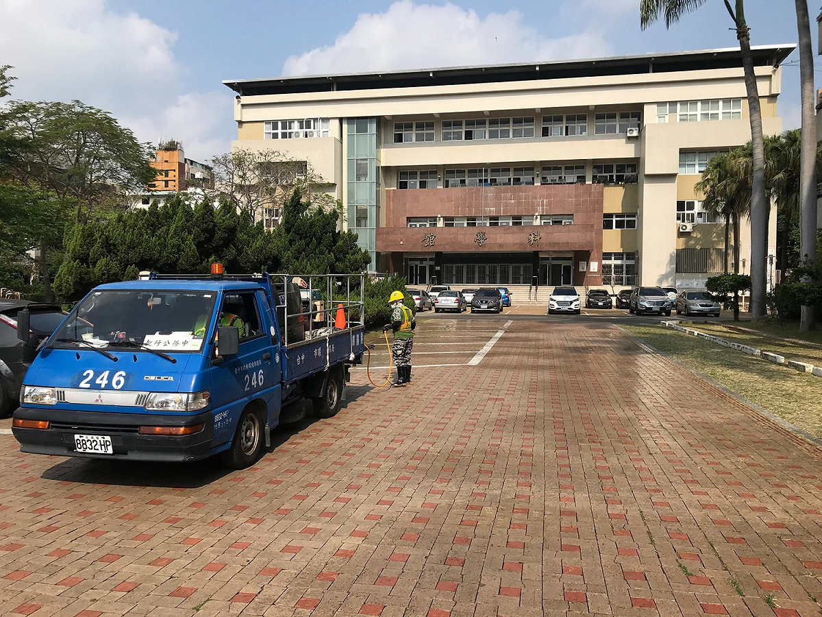 中市府在台中一中大門口消毒。 圖 : 台中市政府/提供