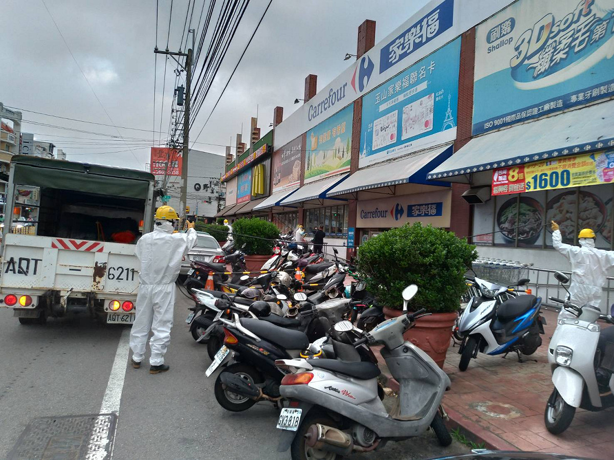 中市府在家樂福沙鹿店內外消毒。 圖 : 台中市政府/提供
