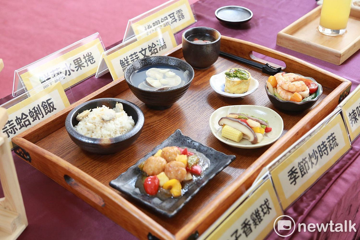 此次發表的養生風味料理運用大量的蒜頭，經南應大餐飲系主廚老師團隊巧手，蒜頭的豔冶辛辣趨於靜淡甘甜，狂野外放轉為文靜內斂，讓人吃出美味和健康。 圖：黃博郎／攝