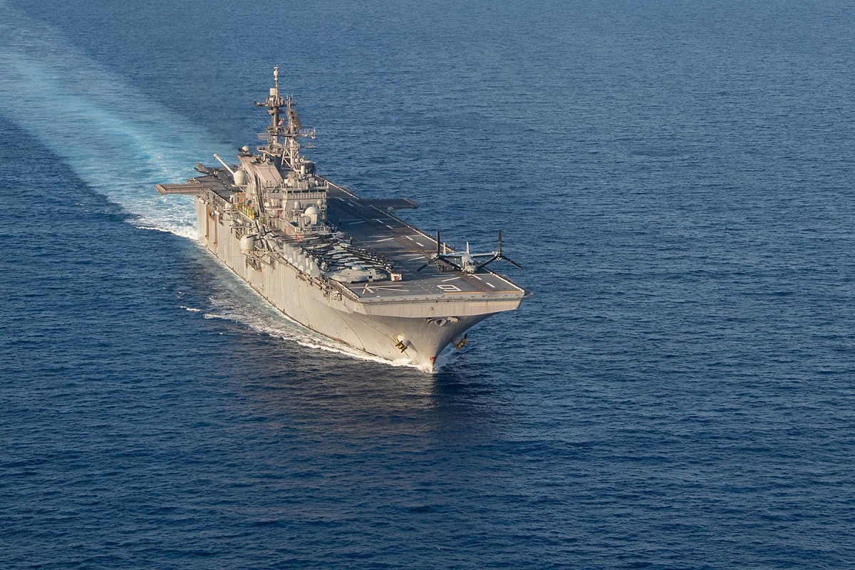 美國海軍美利堅號兩棲突擊艦正在南海，宣示根據《國際湗》的自由航行。 圖：翻攝自美利堅號臉書