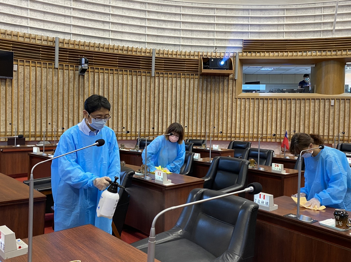 高市議會在臨時會前針對議事廳進行長效鋅全面消毒。 圖：高雄市議會/提供