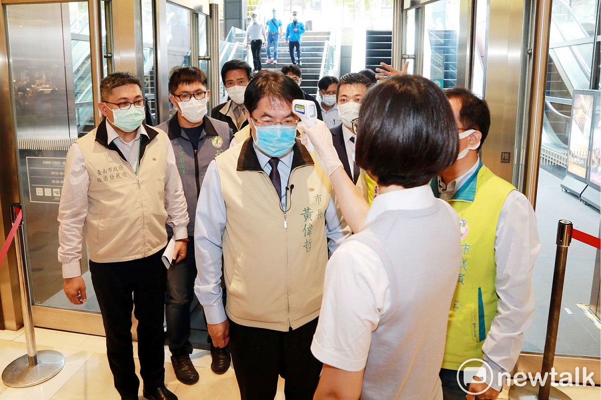 敦睦艦隊一名確診個案曾至新光三越台南新天地用餐、逛街，為避免疫情擴散，黃偉哲前天立即要求業者休館全面消毒，今日並率領防疫團隊視察新光三越的各項防疫作為及消毒情況。 圖：黃博郎／攝