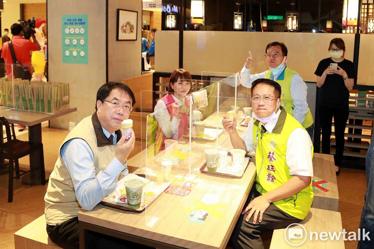 黃偉哲與市議員蔡筱薇、呂維胤、蔡旺詮一同走過確診者於賣場中的動線，並到達裝設透明隔板的用餐區落座，示範以間隔座位保持安全距離的方式用餐，希望民眾對於市府與業者攜手防疫的作為更有信心。 圖：黃博郎／攝
