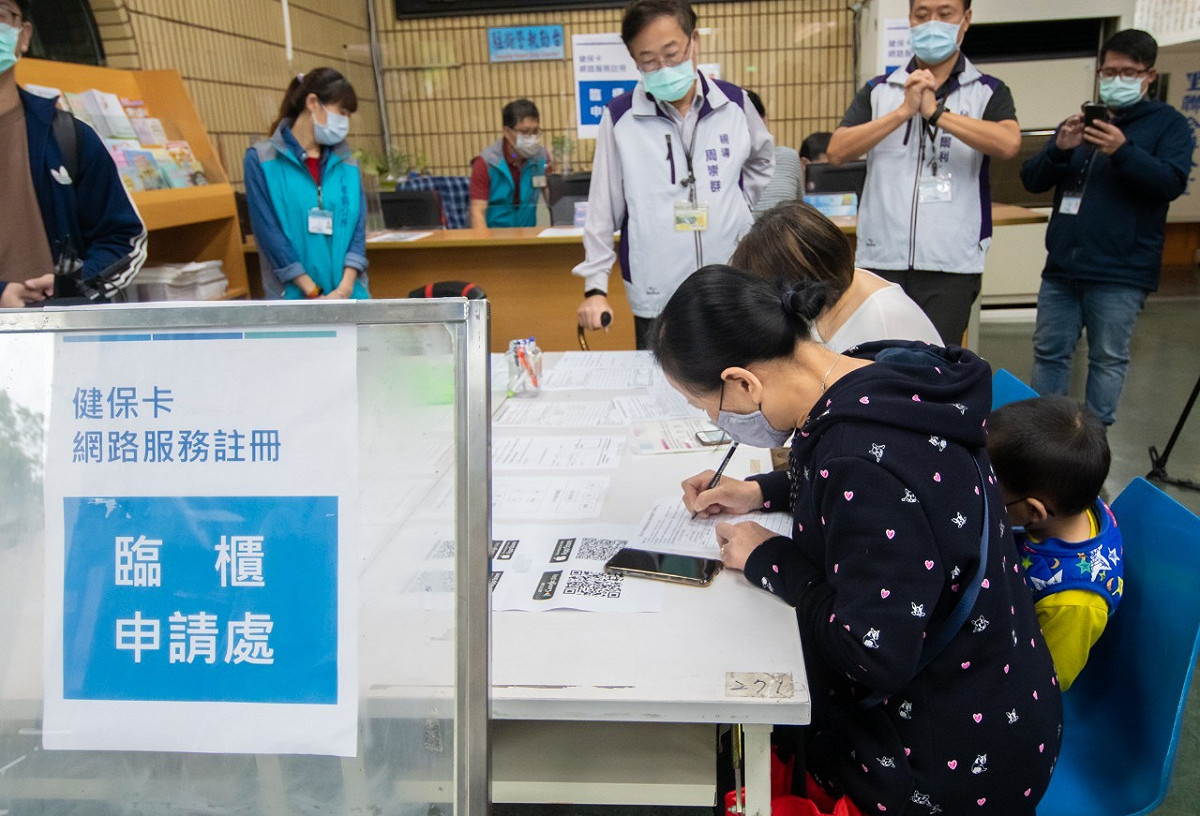 桃園市13個區公所即日起均有專人協助民眾以手機綁定健保卡購買全家人口罩的服務。 圖：桃園市政府／提供