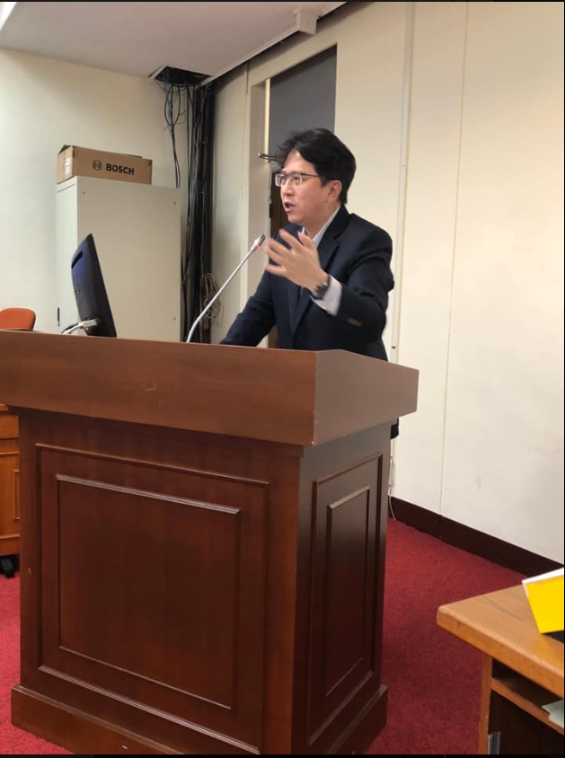 面對疫情衝擊，立委邱志偉提出四點問題質詢，盼政府與民眾能一起攜手度過這疫情帶來的衝擊。 圖：翻攝邱志偉臉書
