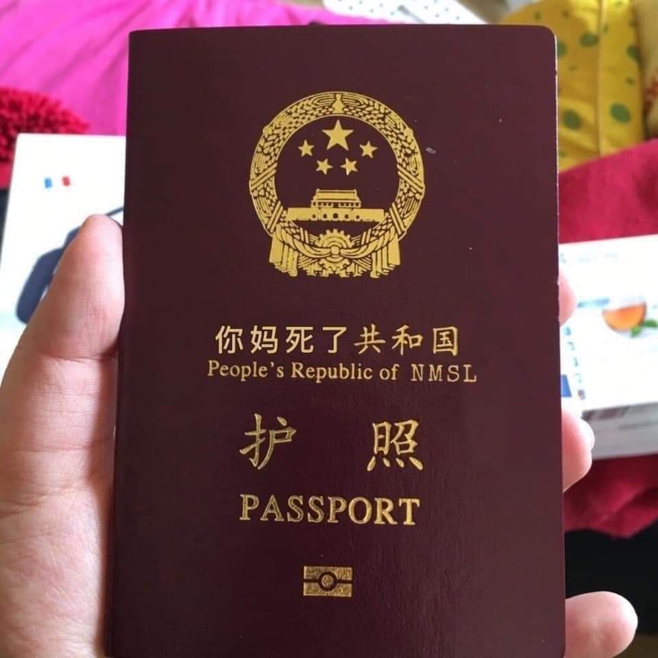 有網友疑似為諷刺張漢暉對自家人「見死不救」，特地仿造中國護照製作一本「你媽死了共和國護照」。 圖：翻攝CALO推特