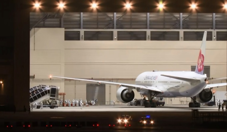 搭載229人的湖北類包機今晚9點12分降落桃園機場，比預期時間提早半小時。 圖：翻攝Youtube
