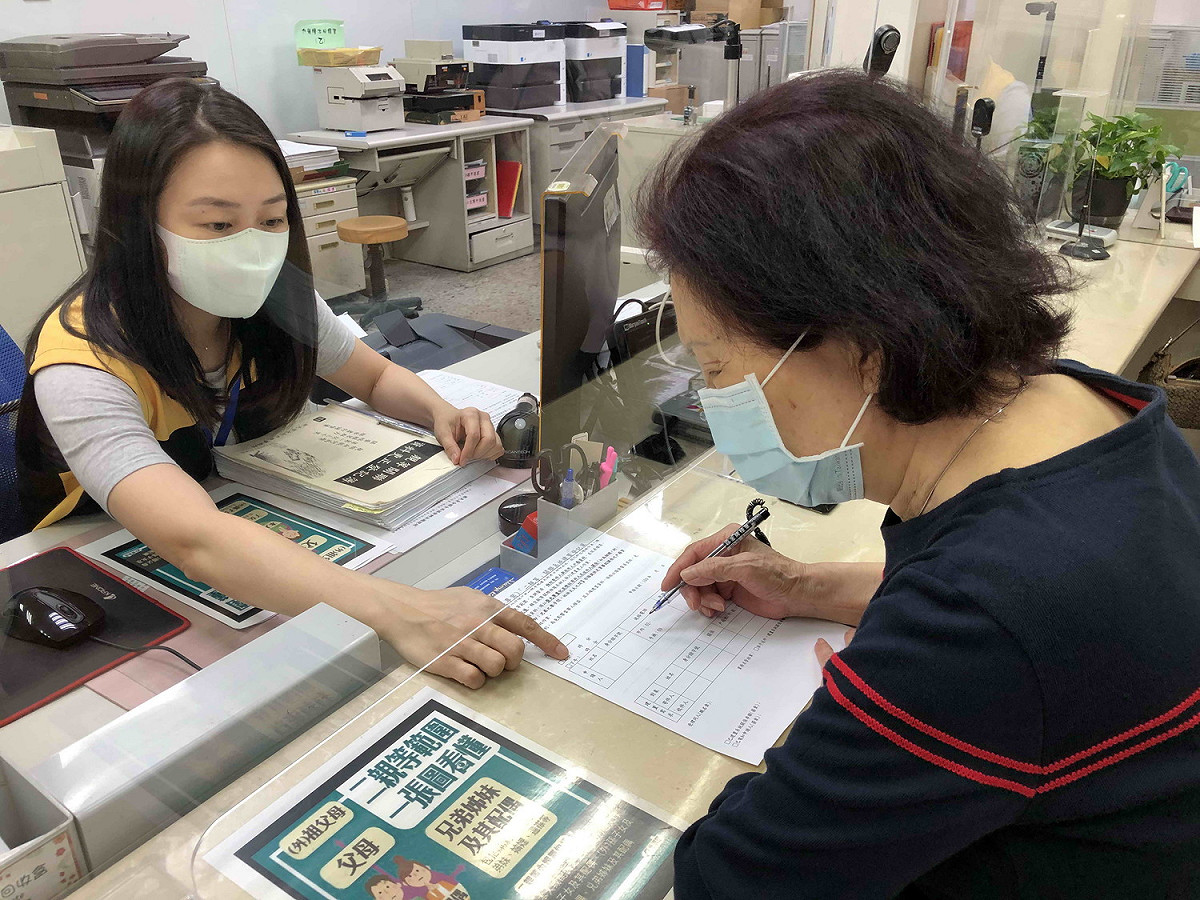 新北市各戶所開放民眾電話或臨櫃申請親等關聯補登錄作業，以最快速度協助民眾取得「口罩輸出許可證」。 圖：新北市民政局/提供