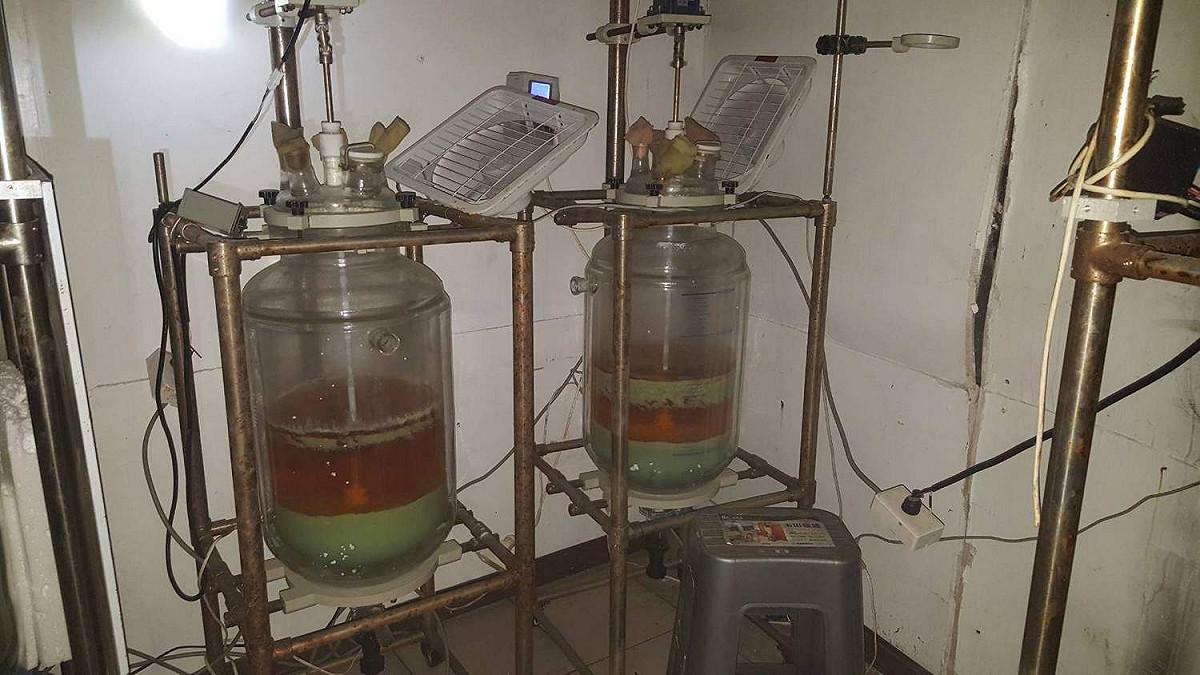 嘉義縣消防局救火意外發現一處製毒工廠，內有多個製造安非他命的工具。 圖：嘉義縣政府/提供
