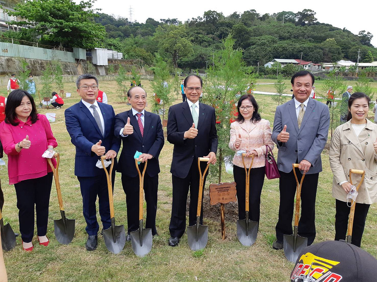 三位立法院長在民主草坪種樹。 圖：霧峰農會/提供