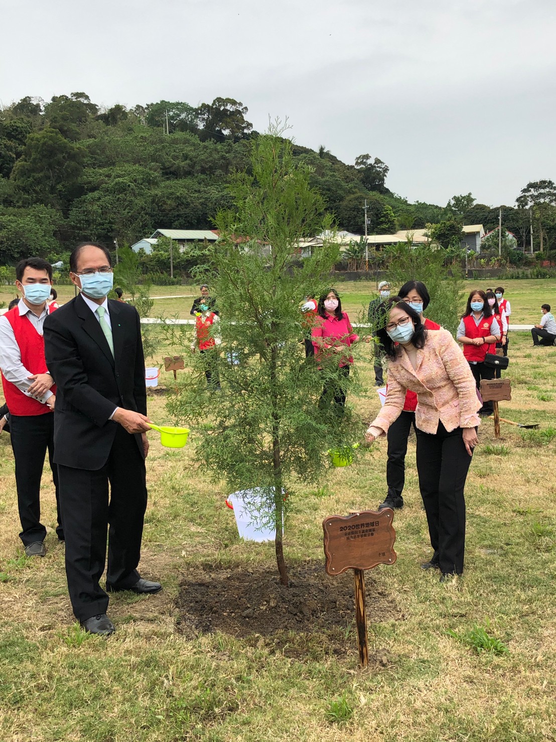 立法院長游錫堃種完樹後親手澆水。 圖：霧峰農會/提供