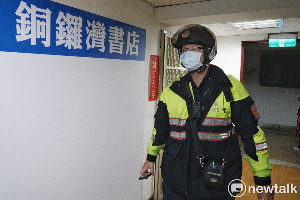 銅鑼灣書店開幕在即，主人林榮基卻在開幕前幾天被潑紅色油漆，警告意味濃厚，為此，警方在銅鑼灣書店外加強巡邏，以防憾事再度發生。 圖：張良一/攝