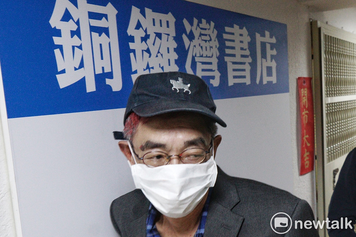 林榮基在書店門口張貼喜氣的「開市大吉」紅聯，不過，他日前遭人潑灑紅色油漆，被警告的意味濃厚，不過林榮基仍舊無畏，書店將如期在本週末開幕。 圖：張良一/攝（資料照）