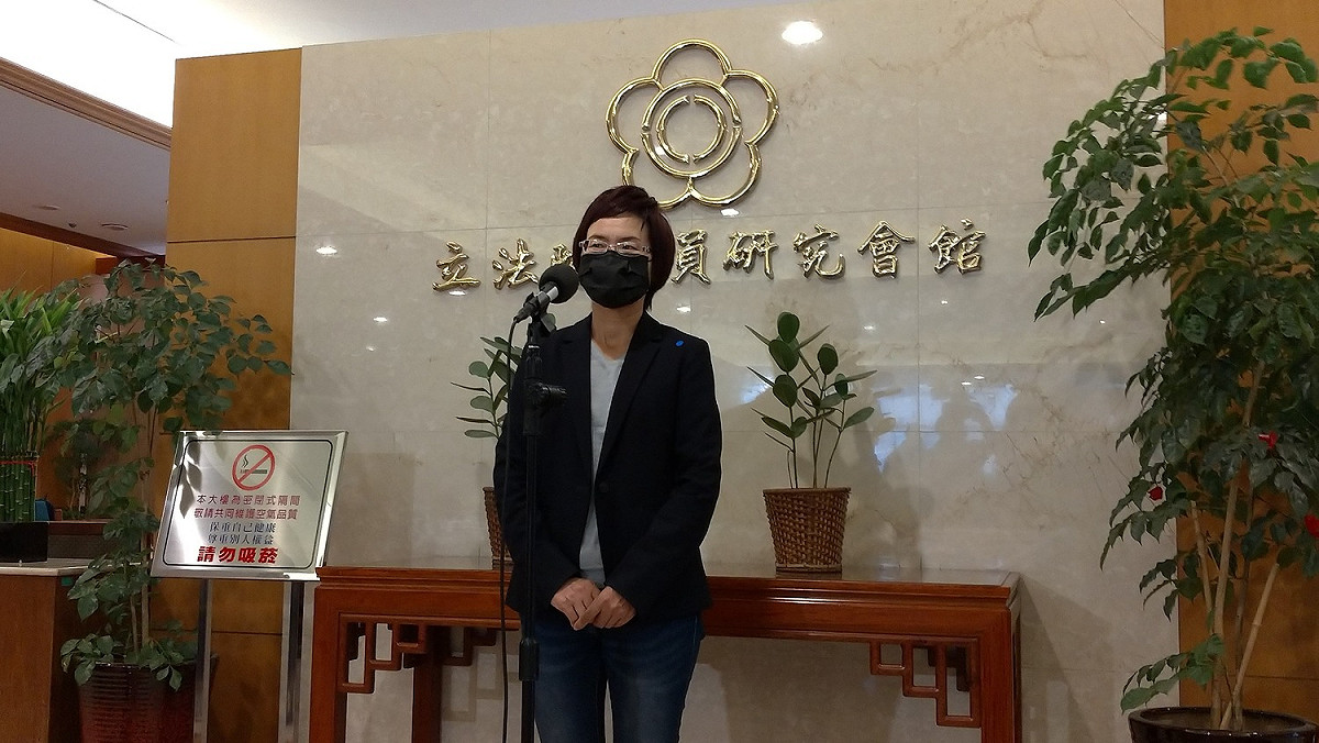 陳素月下午受訪說明。 圖：陳佩君／攝