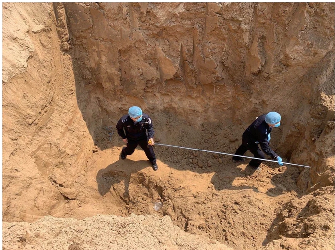 河南原陽4童遭活埋致死，警方在非法工地現場進行採證。 圖 : 翻攝自環球時報