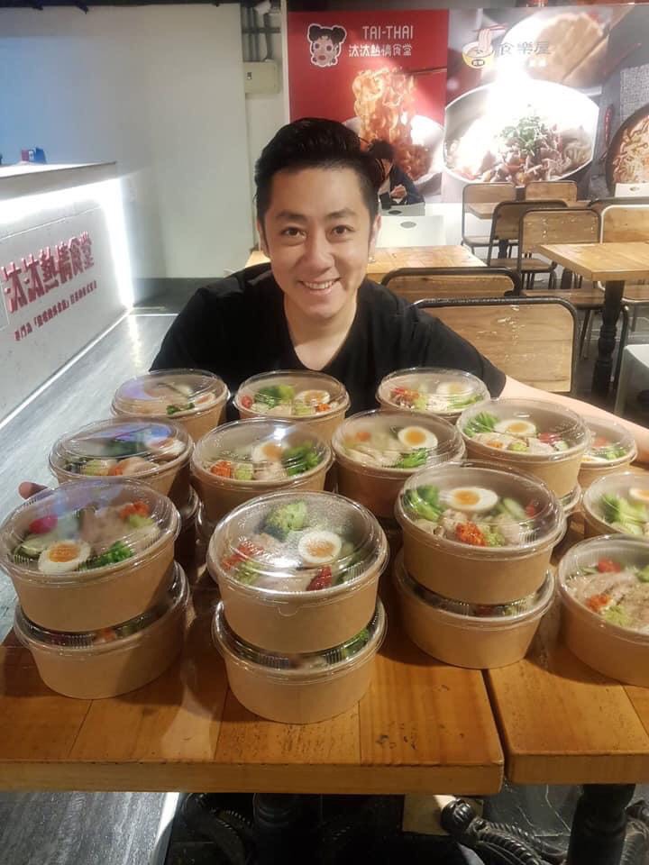 艾叻沙慘遭疫情衝擊，業績暴跌5成，艾成親自化身外送員，外送海南雞飯。 圖：翻攝艾叻沙臉書粉絲專頁