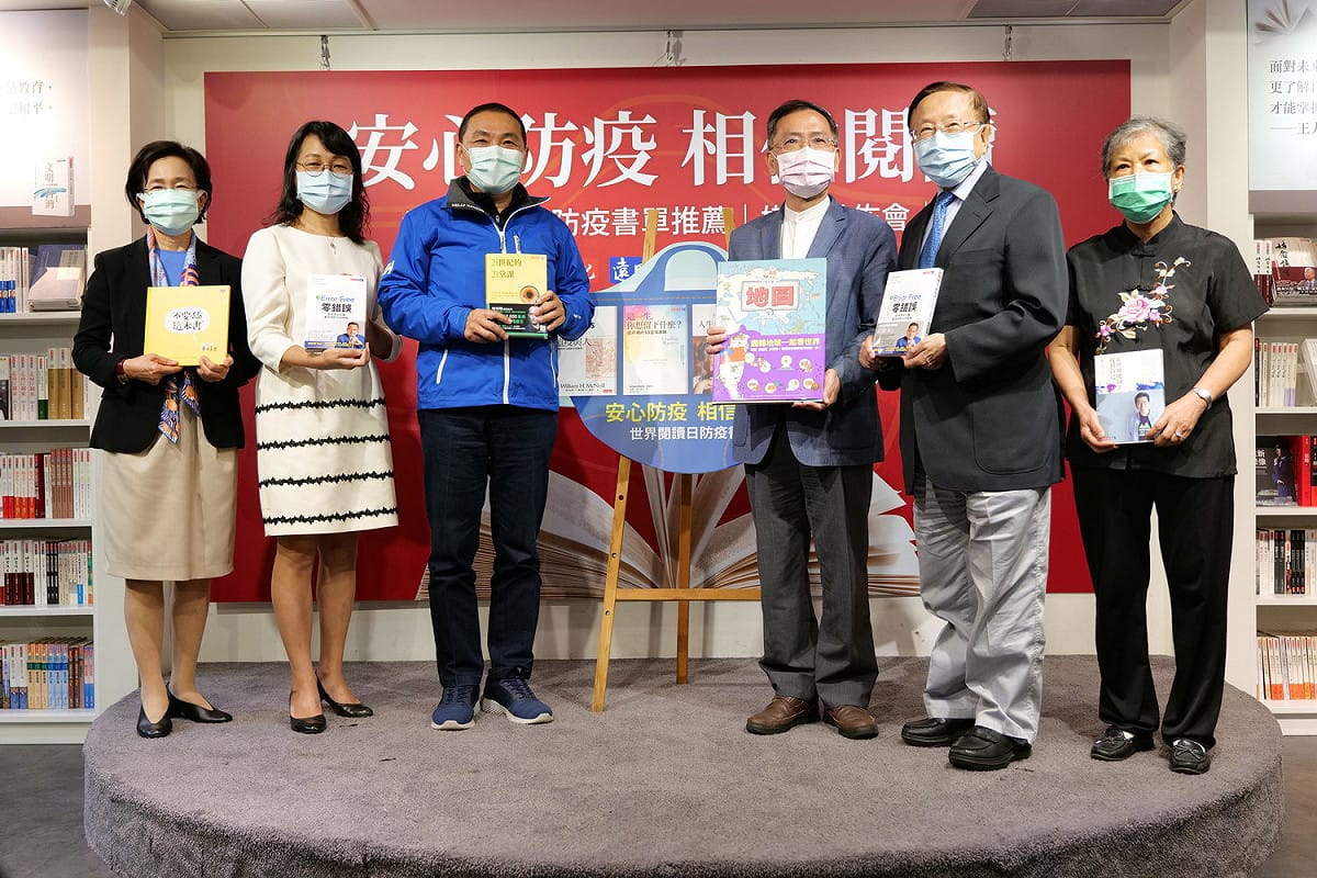 遠見・天下文化事業群攜手北北基三市 打造「閱讀防疫包」。遠見天下文化事業群發行人王力行、基隆市教育處長林祝里、新北市長侯友宜、台北市副市長蔡炳坤、遠見天下文化事業群創辦人高希均教授、洪蘭教授。(由左至右) 圖：遠見天下文化事業群／提供