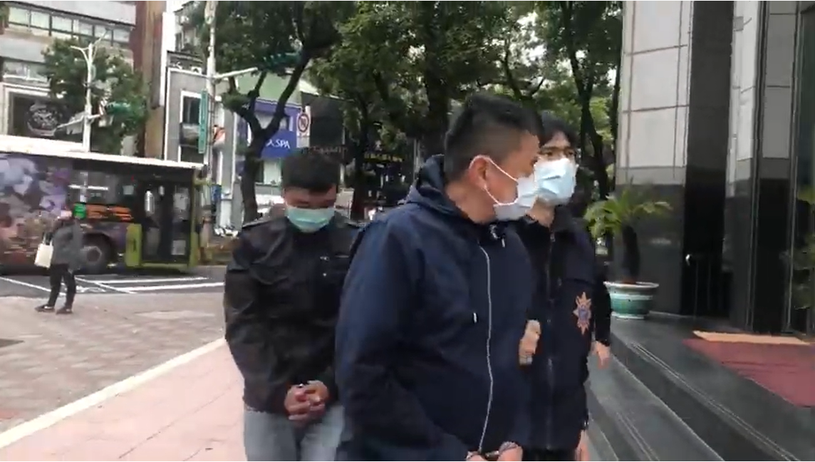 前香港銅鑼灣書店負責人林榮基遭潑紅漆案，北市警中山分局宣布逮捕3嫌到案。 圖：擷自北市警局中山分局提供影片