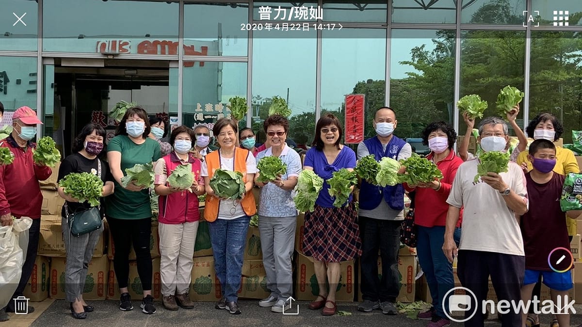 麻豆區公所堆滿整整500公斤新鮮蔬菜及可口的餅乾，這是由普力關懷協會與農委會合作，雲林產地直送要提供麻豆區據點長輩共餐之用。 圖：黃博郎／攝