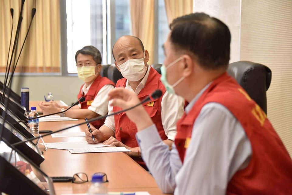 高雄市長韓國瑜（中）在海軍敦睦艦隊爆出群聚感染後，祭出多項加強防疫措施。 圖：翻攝自韓國瑜臉書