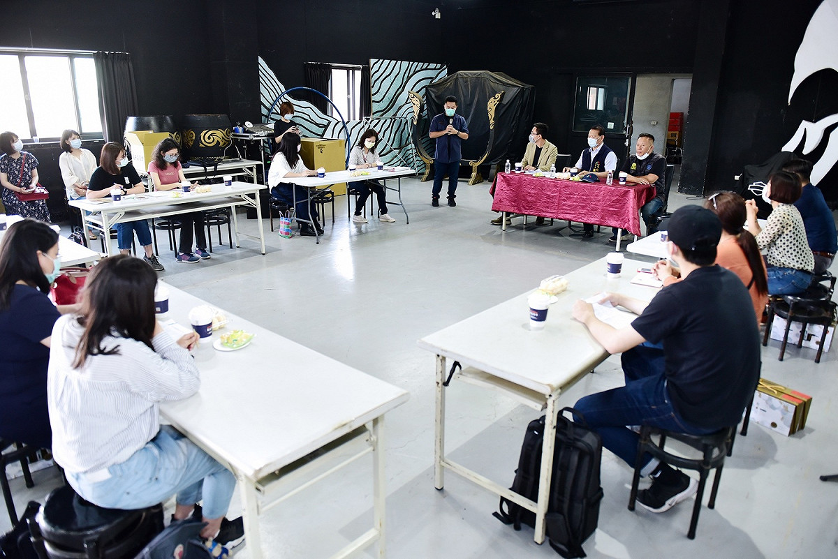 市府文化局與台中在地演藝團隊深入討論藝文紓困方案。 台中市文化局/提供