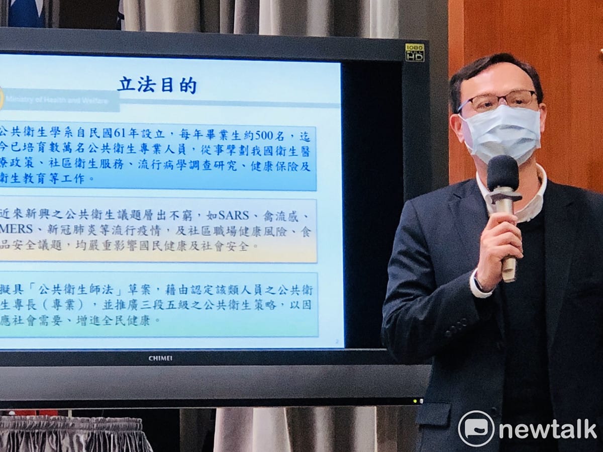 衛福部醫事司石崇良司長說明「公共衛生師法」草案。 圖：謝莉慧/攝