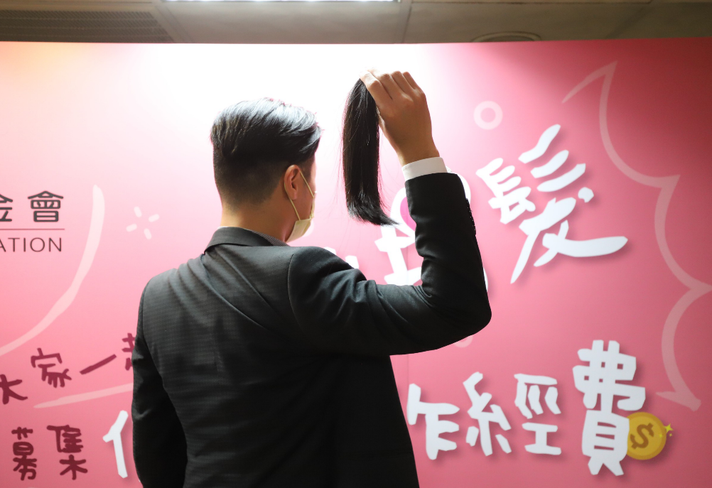 林昶佐昨天剪下20幾年長髮，用短髮造型亮相。 圖：林昶佐辦公室提供
