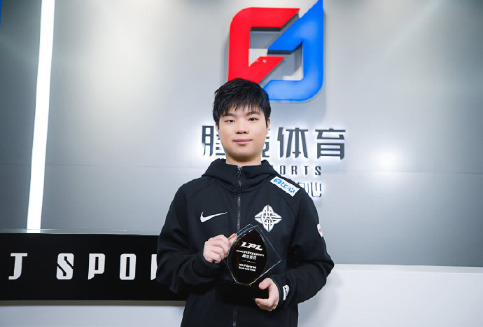 自LMS賽區出身的輔助選手ShiauC獲得LPL例行賽第一陣容輔助以及最佳新秀肯定，只不過所屬隊伍也在季後賽首輪就遭淘汰。 圖：翻攝自英雄联盟赛事微博