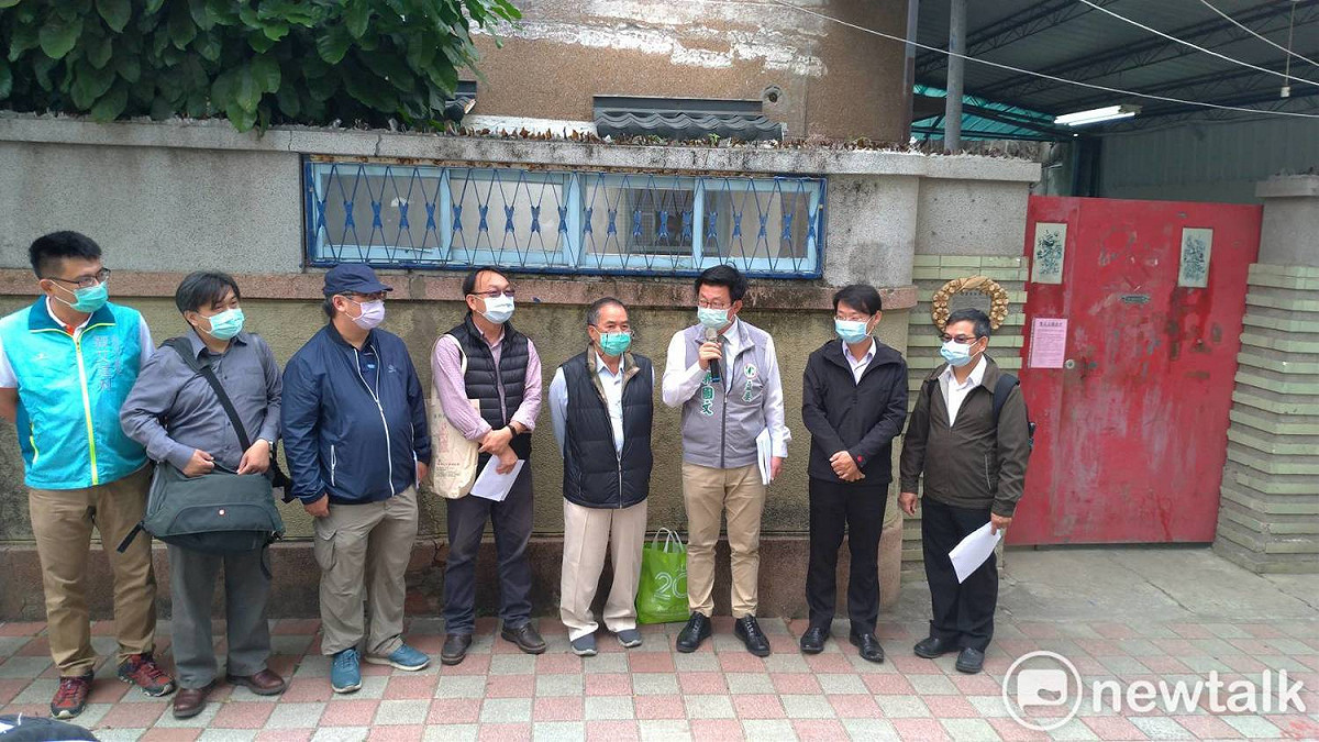 立委郭國文邀集相關單位會勘商討如何讓湯德章故居能獲得永續保存，最後與新屋主溝通下，同意在產權轉移之相關費用解決下尊重政府與地方之保存決定。 圖：黃博郎／攝(資料照片)