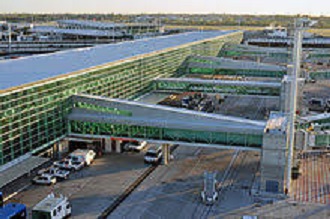 阿根廷一架撤僑班機日前自美國起飛，抵達阿根廷伊塞薩（Ezeiza Airport）國際機場，運載一具死於新冠肺炎的僑民屍體。 圖 : 翻攝自維基百科