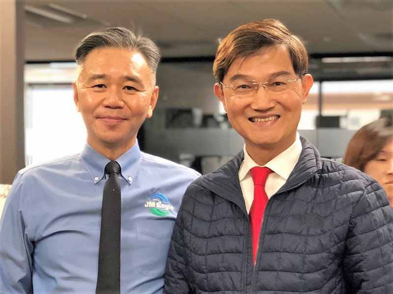 洛杉磯市長賈西迪（Eric Garcetti）22日感謝台裔企業家王文祥（左）夫婦捐款，幫助洛杉磯對抗疫情。圖右為洛杉磯經文處長朱文祥。 圖 : 洛杉磯經文處/提供