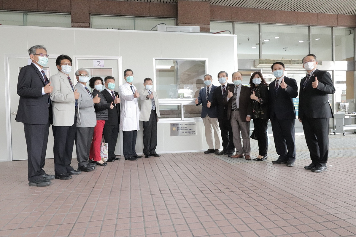 大里仁愛醫院戶外發燒篩檢站接牌儀式全體大合照。PG 大里仁愛醫院/提供