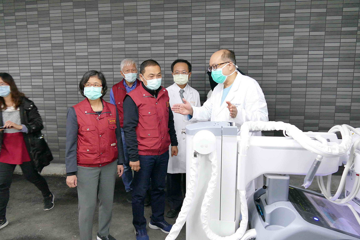 侯友宜由衛生局長陳潤秋(左)陪同，了解土城醫院急診外面的發燒篩檢站。  圖：新北市衛生局提供
