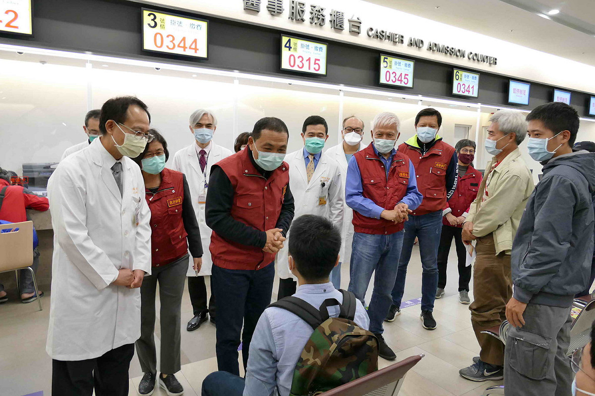 侯友宜關心掛號繳費區等候的民眾。  圖：新北市衛生局提供