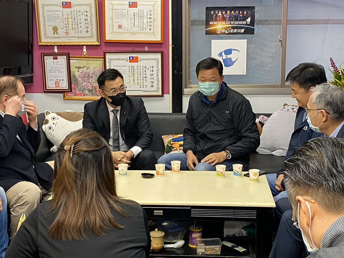 國民黨主席江啟臣、前台北縣長周錫瑋等人，昨晚到板橋劉家慰問。 圖：讀者提供