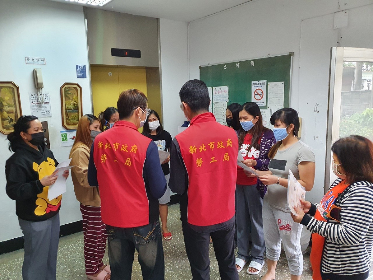 新北市外勞科人員到松下電器入場輔導，加強宣導移工防疫。 圖：新北市勞工局 / 提供